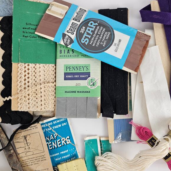 VTG lot sewing ric rac lace bias tape piping elastic hooks eyes etc - Picture 3 of 5